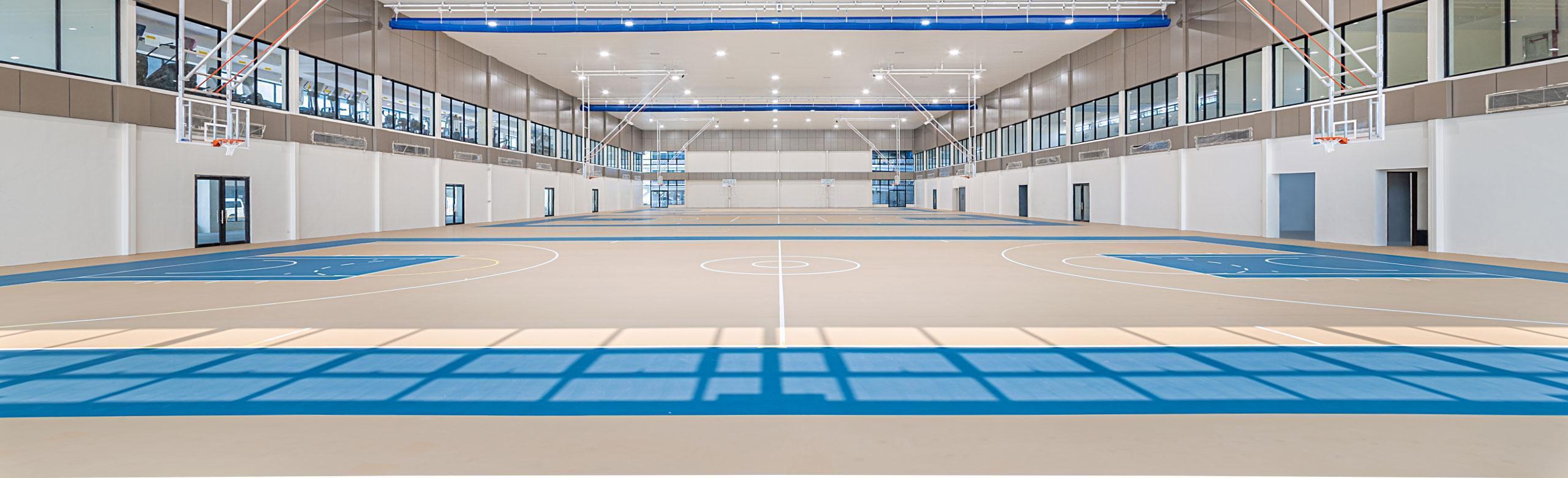 Hala sportowa z wykładziną podłogową REGUPOL Hala sportowa z dynamiczną wykładziną podłogową REGUPOL - odpowiednia elastyczność dla sportów profesjonalnych i amatorskich